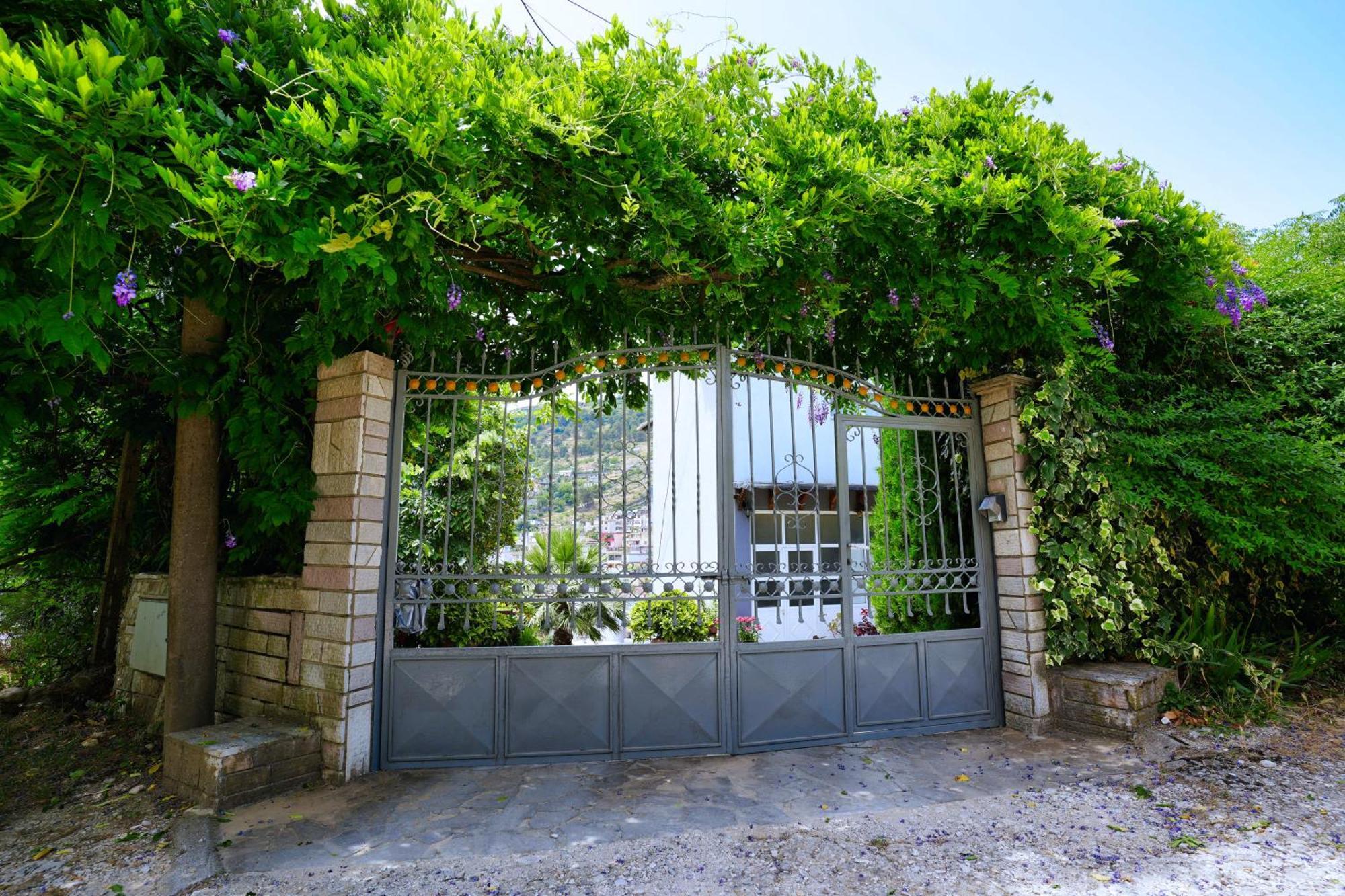 Vila Banushi Gjirokaster Bagian luar foto